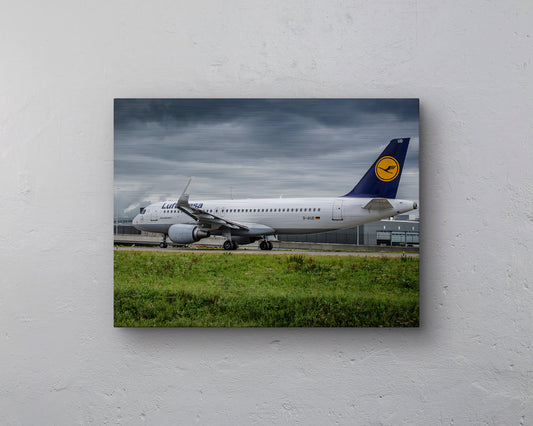 Lufthansa Airbus A320 Taxiënd Aluminium print - 40cm x 30cm
